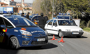 Varias dotaciones de Polica Nacional durante el control que se llev a cabo este martes en la calle Costa Brava de Valladolid. (Foto: PABLO REQUEJO)