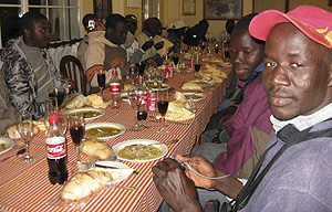 Imagen de la cena para inmigrantes de 2007. (Foto: EFE)