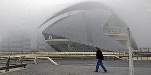 Un hombre pasea delante del Palau de les Arts de Valencia, la obra diseada por Santiago Calatrava en el antiguo cauce del Turia. (Foto: Vicent Bosch)