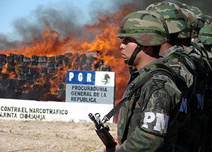 Soldados mexicanos vigilan la quema de un alijo de marihuana en una base militar de Ciudad Jurez. (Foto: REUTERS)