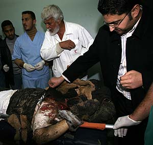 Cadver del palestino abatido por el Ejrcito israel. (Foto: AFP)