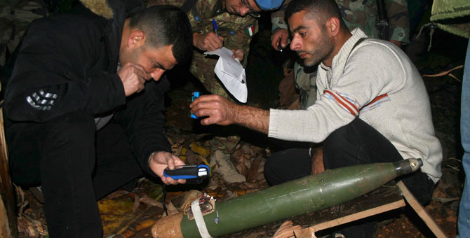 Soldados libaneses investigan uno de los cohetes. (Foto: EFE)