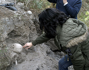 Exhumacin de restos oseos en Granada. (Foto: EFE)