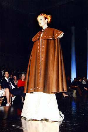 Una modelo exhibe una capa de mujer como la entregada a la Princesa de Asturias. (Foto: El Mundo)