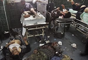 Heridos en un hospital de Gaza son organizados como se puede ante la falta de camillas. (Foto: AP)