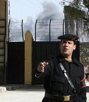 Un polica egipcio da rdenes en la frontera de Rafah. (Foto: AFP)
