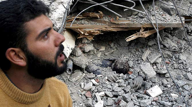 Un palestino, junto a un cádaver bajo los escombros. (EFE) Vea más imágenes
