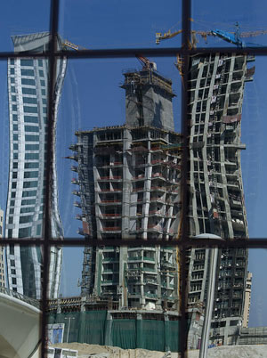 Edificios en construccin reflejeados en el hotel Dubai's Marina. (FOTO: REUTERS)