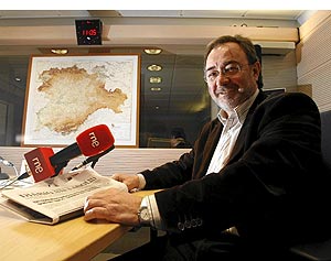 Luis Miguel de Dios en uno de los estudios de Radio Nacional en Valladolid. (Foto: PABLO REQUEJO)