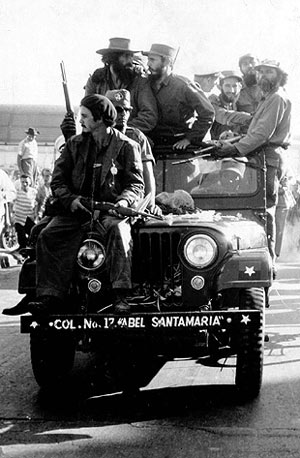 Los lderes guerrilleros, con Fidel Castro a la cabeza, entran en La Habana el 8 de enero de 1959. (Foto: AFP)