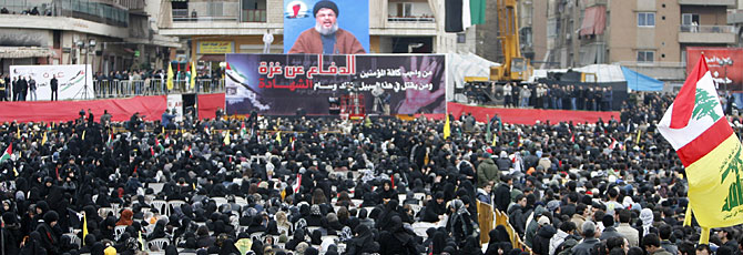 Manifestantes atienden a la intervencin por videoconferencia de Nasrala. (Foto: AFP)