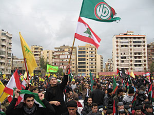 Banderas de los partidos chies Hizbul y Amal ondeaban junto a la insignia libanesa en Dahiyeh. (Foto: M.G.P.)