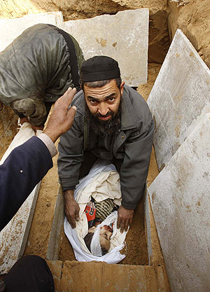 Un palestino entierra a su hijo de cinco aos muerto en un ataqeu israel en Jebaliya. (Foto: REUTERS)