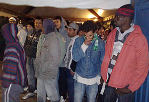 Inmigrantes llegados este fin de semana a Lampedusa. (Foto: AFP)