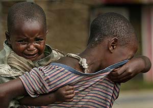 Dos nios lloran mientras buscan a sus padres en Kiwanja. (Foto: Jerome Delay)