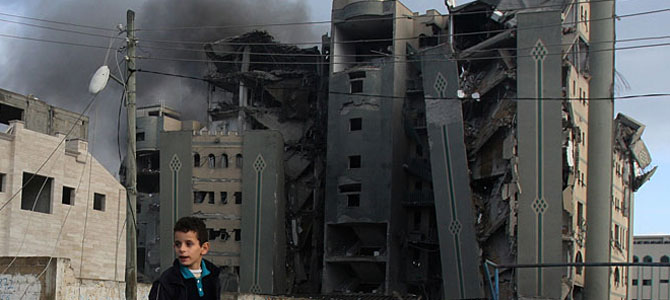 Un nio palestino, ante un edificio destruido en Gaza. (Foto: AP)