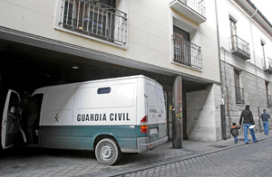 Una de las furgonetas que traslad a los detenidos desde la crcel a los juzgados. (Foto: CARLOS ESPESO)