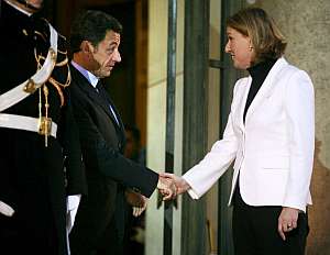 Livni saluda a Sarkozy a su llegada al Elseo. (Foto: EFE)