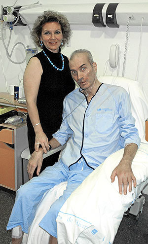 El profesor Neira, en el hospital, junto a su esposa. (Foto: P.B.)