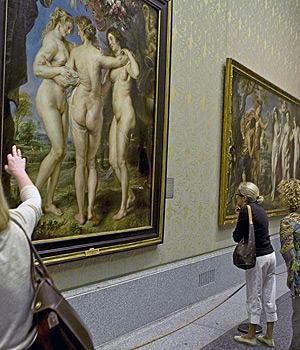 Visitantes en el del Prado frente a 'Las tres gracias', de Rubens. (Foto: ANTONIO HEREDIA)
