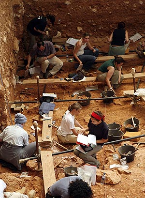 Imagen de los trabajos que se llevan a cabo en la Sierra de Atapuerca, en Burgos. (Foto: Ical)