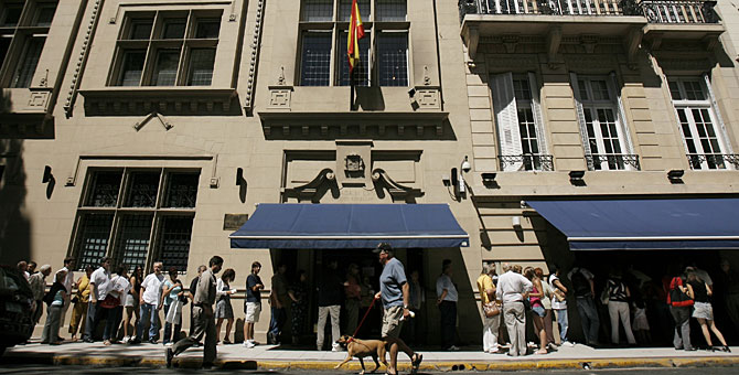 Ciudadanos argentinos hacen cola en el consulado de Buenos Aires. (Foto: EFE)