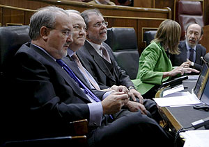 Los ministros Solbes, Moratinos, Bermejo, Chacn y Rubalcaba. (Foto: EFE)