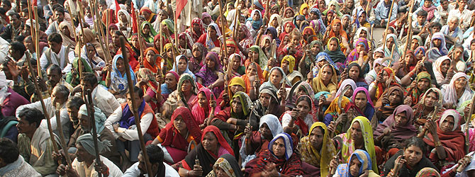 Protesta de un grupo de trabajadores indios en la ciudad de Allahabad. (Foto: AP)