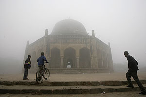 Un templo de Nueva Delhi, cubierto por la niebla el da de Ao Nuevo. (Foto: AP)