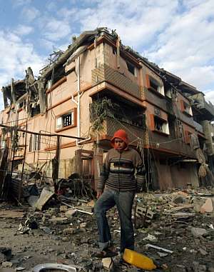 Un joven palestino pasa junto a un edificio afectado por los bombardeos. (Foto: AFP)