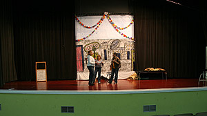 Catalina Palacios, Teresa de Jess Castao (C) y Jade (D), bailan en el saln de actos de la crcel de Brieva (vila) (FOTO ICAL)