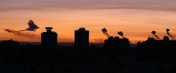 Gaza, al amanecer, entre columnas de humo por las explosiones. (Foto: AP) MÁS FOTOS