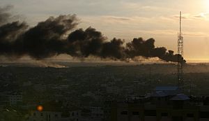 Gaza, entre columnas de humo por los bombardeos. (Foto: AFP)