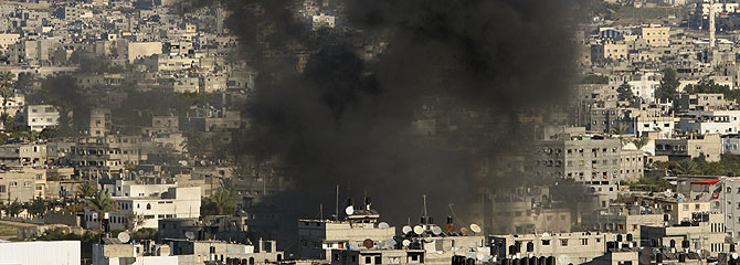 Una densa columna de humo negro sobre la ciudad de Gaza. ( Foto: AP)