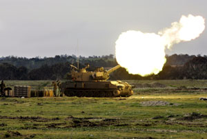Un tanque del ejercito israel dispara hacia la Franja de Gaza desde la parte israel. (Foto: EFE)