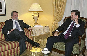 Jaime Mayor Oreja y Mariano Rajoy, durante su encuentro en un hotel de Bruselas el pasado mes de diciembre. (Foto: EFE)