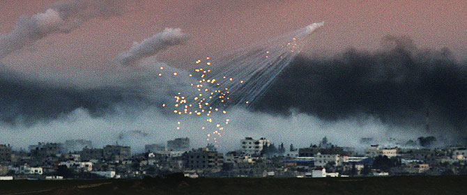 Gaza, el domingo por la tarde, envuelta en columnas de humo por las explosiones. (Foto: AFP)