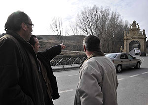 El alcalde de Segovia, Pedro Arahuetes (i) y el presidente de los vecinos de San Marcos, José Luis Lodeiro, contemplan el arco. (Foto: FERNANDO PEÑALOSA)