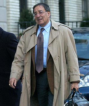 Leon Panetta se dirige a un hotel de Washington en diciembre de 2006. (Foto: AP)