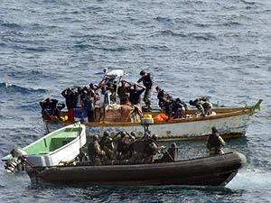 Una lancha francesa aborda a la embarcacin pirata. (Foto: AFP)