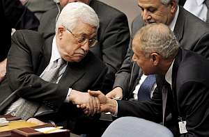 El presidente palestino, Abu Mazen (izda.), saluda al ministro egipcio de relaciones exteriores. (Foto: EFE)