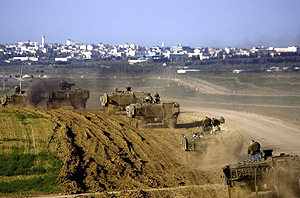 Tanques israeles avanzan hacia Gaza. (Foto: AP)