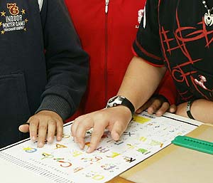 Dos nios utilizando un alfabeto Braille. (Foto: ONCE)