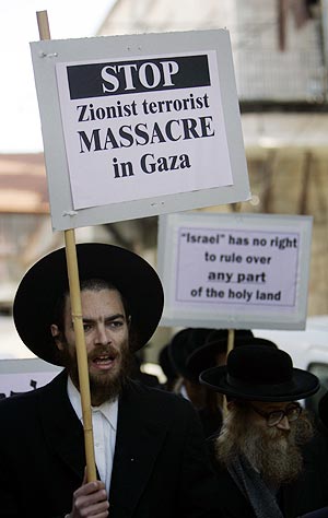 Protesta de judíos ortodoxos de la congregación Naturei Karta en Jerusalén contra los ataques israelíes en Gaza. (Foto: AP)