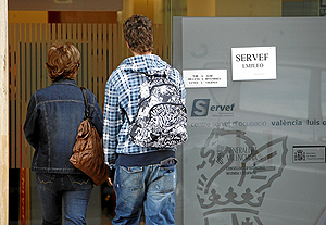 Dos desempleados en una oficina del Servef en Valencia (Foto: JOS CULLAR).