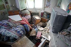 Imagen de los destrozos que los cohetes han causado en una casa. (Foto: AFP)