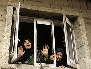 Mujeres palestinas en una casa destrozada por los ataques. (Foto: Reuters)