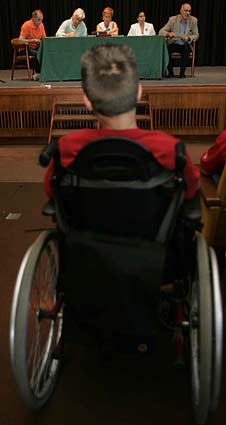Un joven discapacitado en una reunin. (Foto: David de Haro)