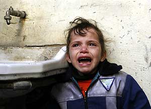 una niña palestina llora durante el funeral de un familiar. (Foto: AP)