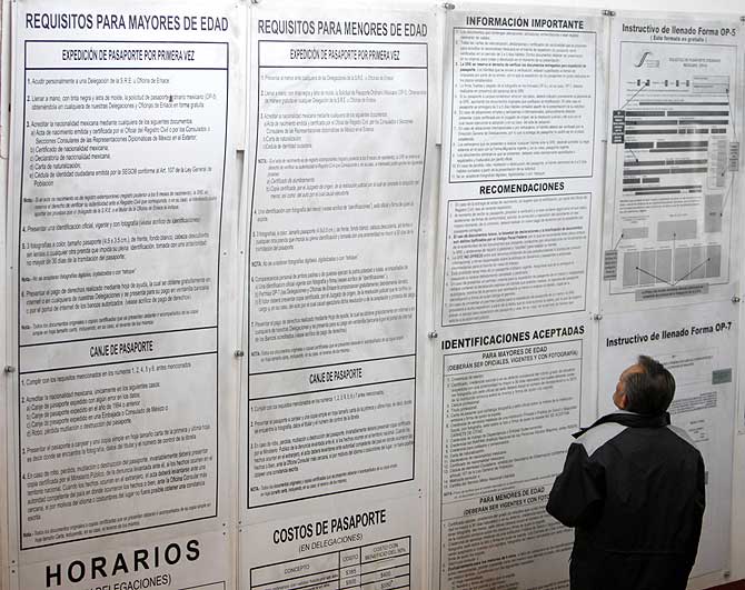 Un hombre examina los requisitos necesarios para pedir el pasaporte en Mxico. (Foto: AP)